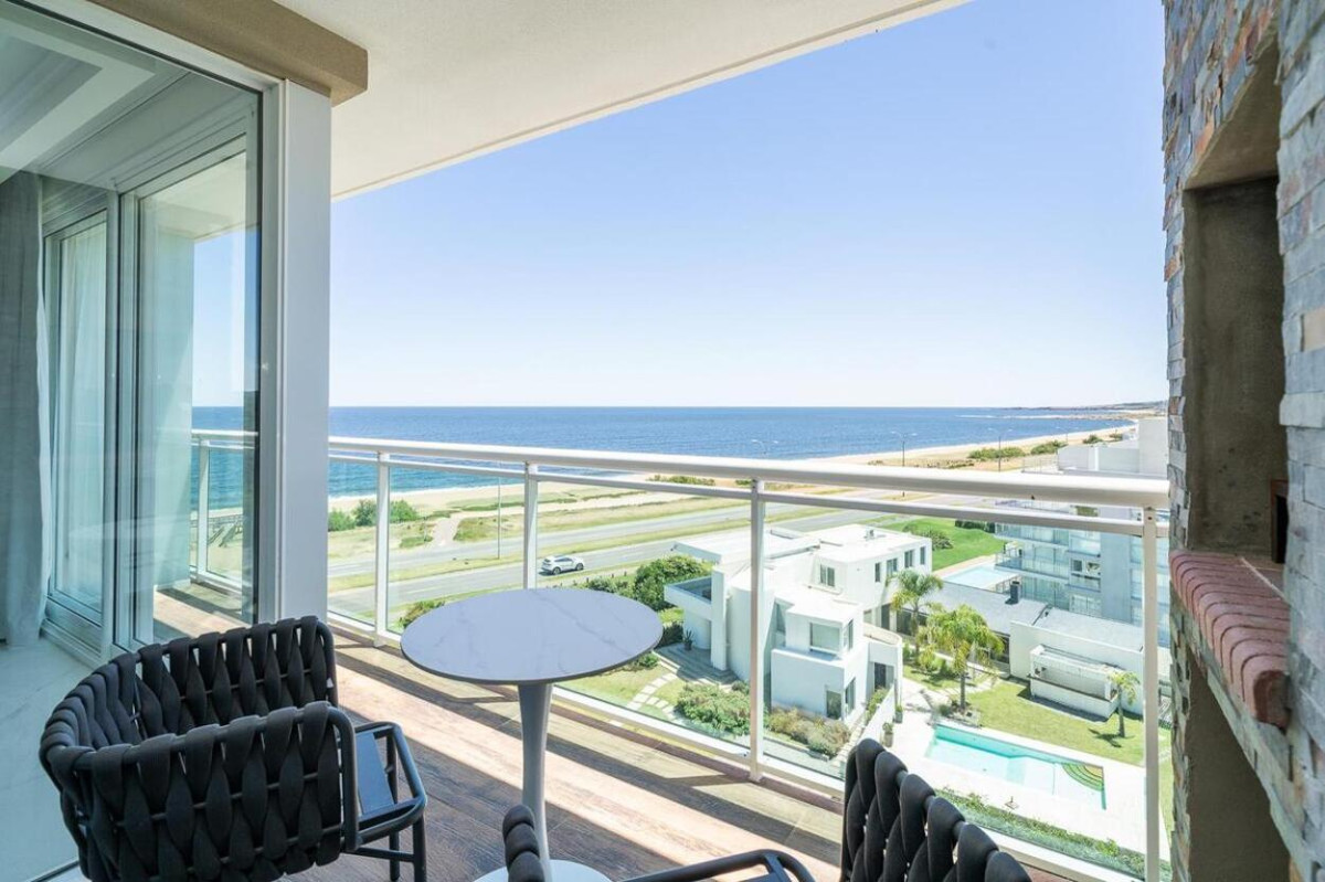 Apartamento ID.667 - Moderno apartamento 1 dormitorio y 1/2, primera linea, mansa