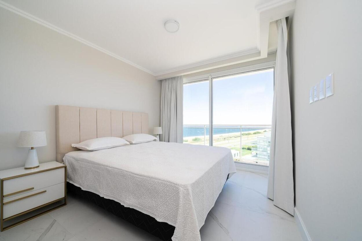 Apartamento ID.667 - Moderno apartamento 1 dormitorio y 1/2, primera linea, mansa