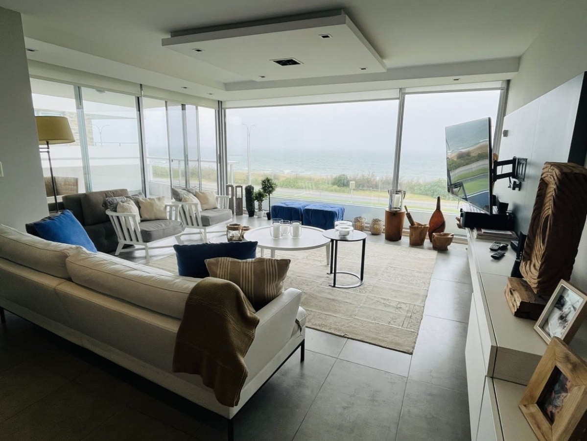 Apartamento ID.675 - Amplia planta de 3 dormitorios mas dependencia de servicio en primera linea de la mansa.