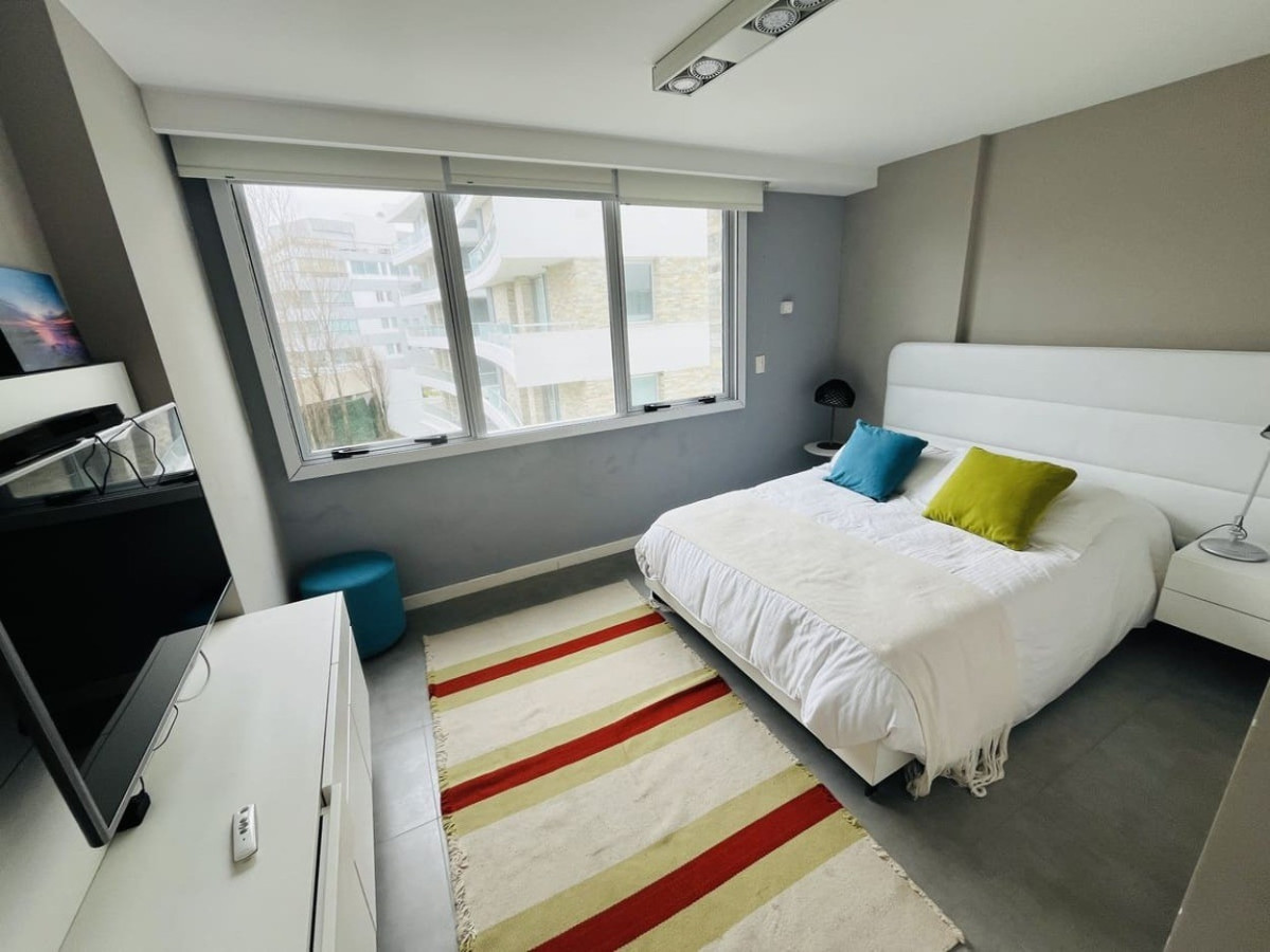 Apartamento ID.675 - Amplia planta de 3 dormitorios mas dependencia de servicio en primera linea de la mansa.