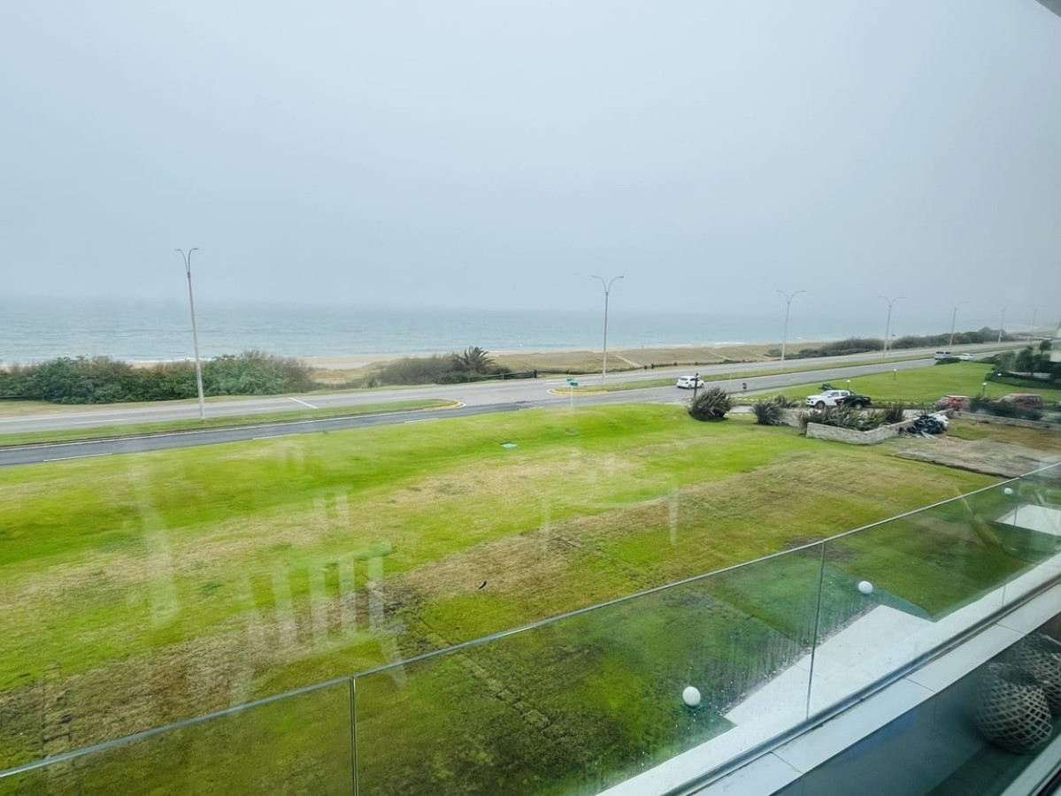 Apartamento ID.675 - Amplia planta de 3 dormitorios mas dependencia de servicio en primera linea de la mansa.