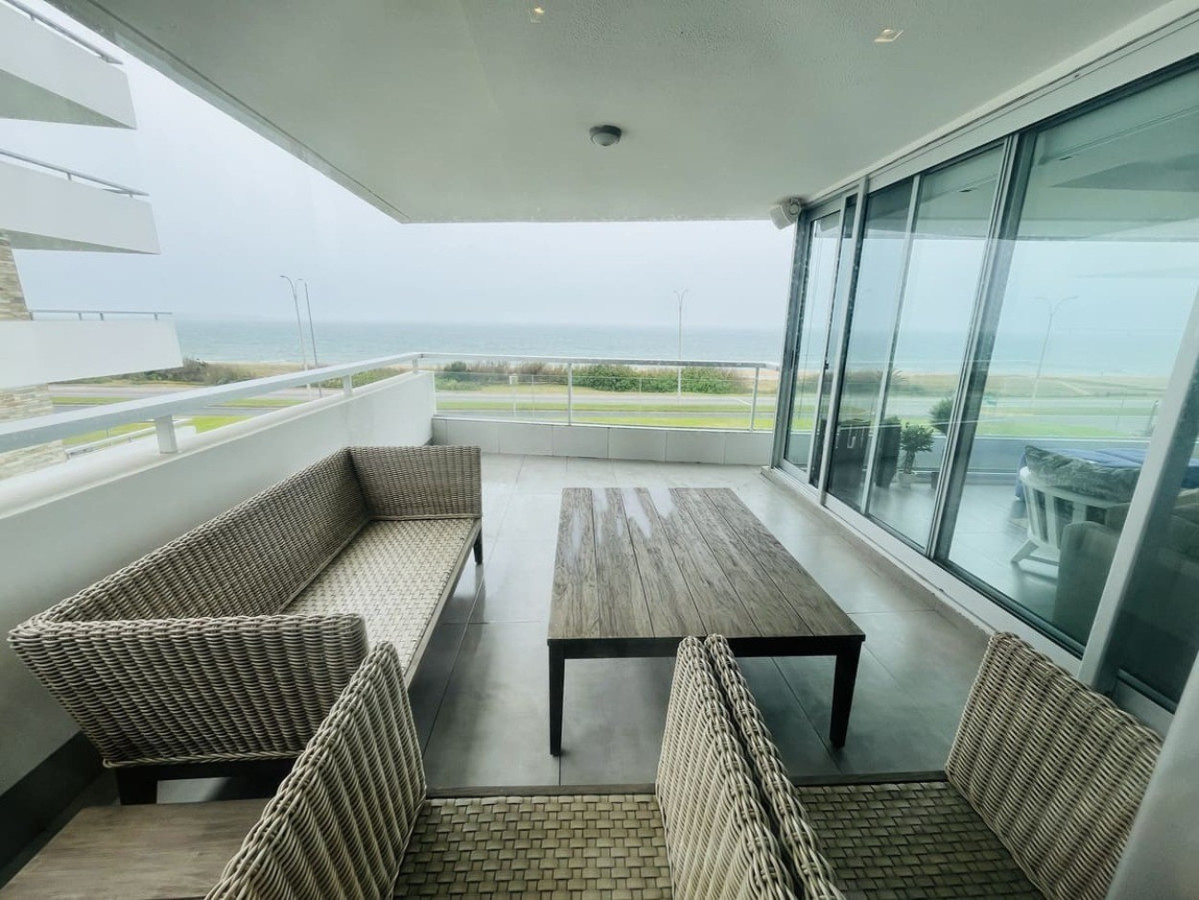 Apartamento ID.675 - Amplia planta de 3 dormitorios mas dependencia de servicio en primera linea de la mansa.