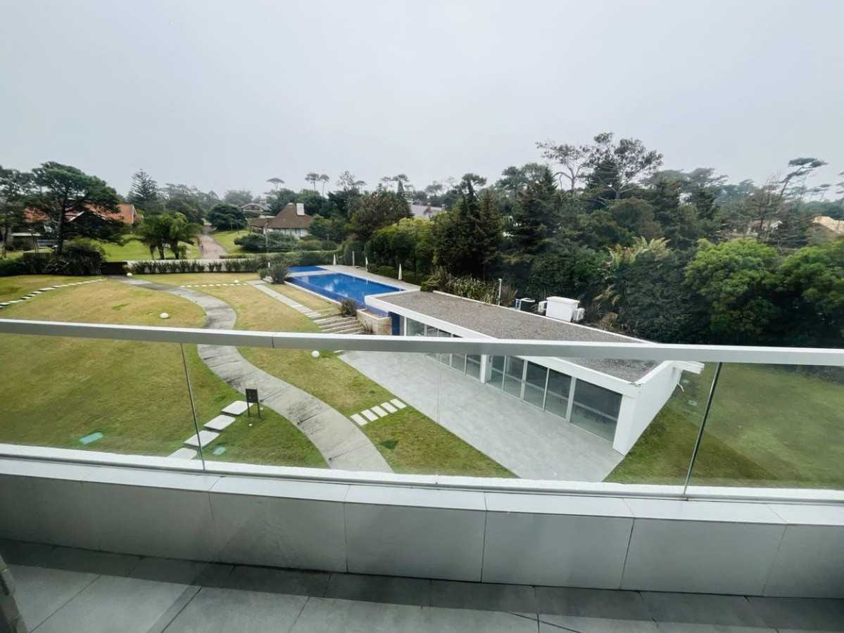 Apartamento ID.675 - Amplia planta de 3 dormitorios mas dependencia de servicio en primera linea de la mansa.