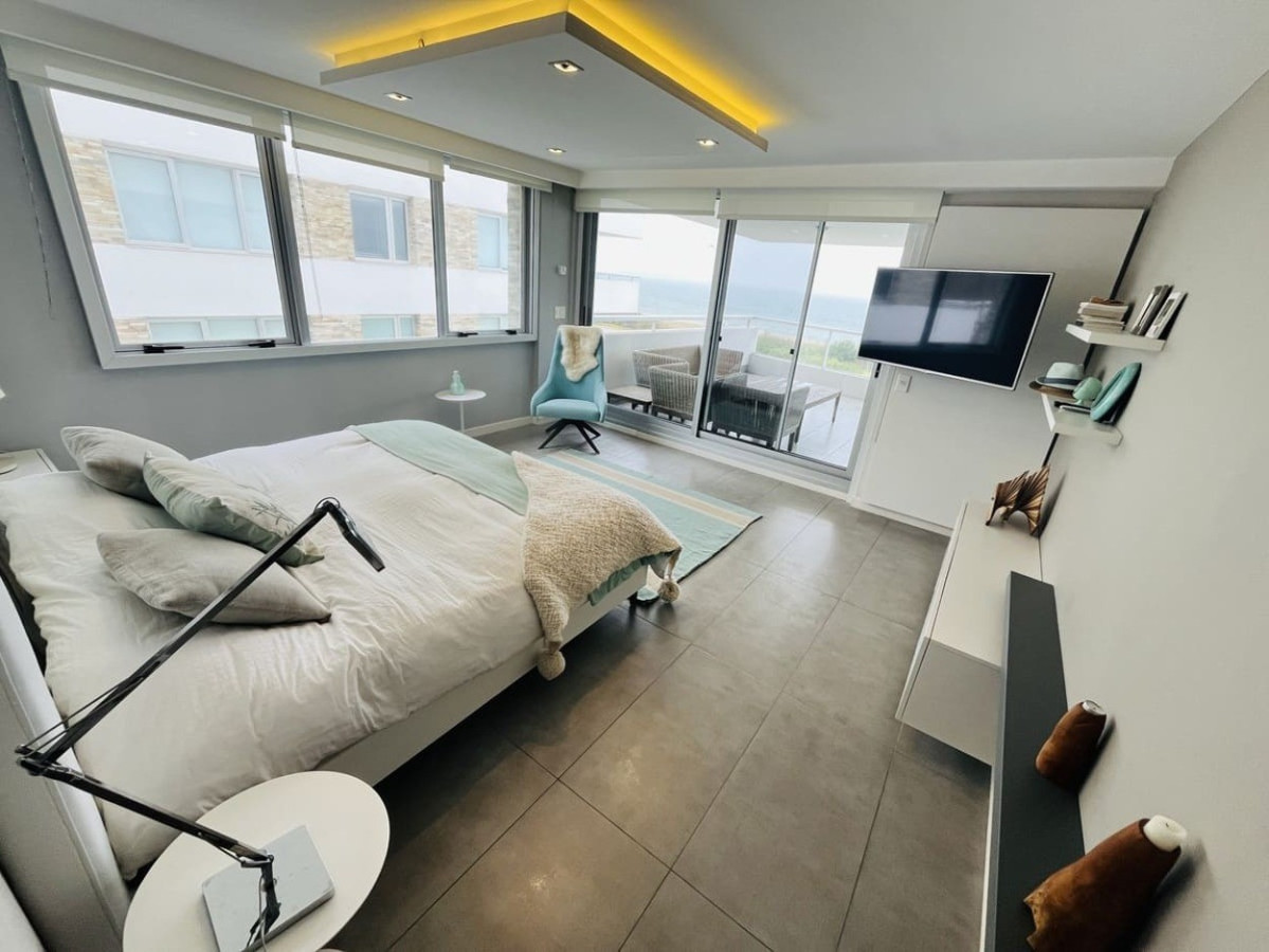 Apartamento ID.675 - Amplia planta de 3 dormitorios mas dependencia de servicio en primera linea de la mansa.