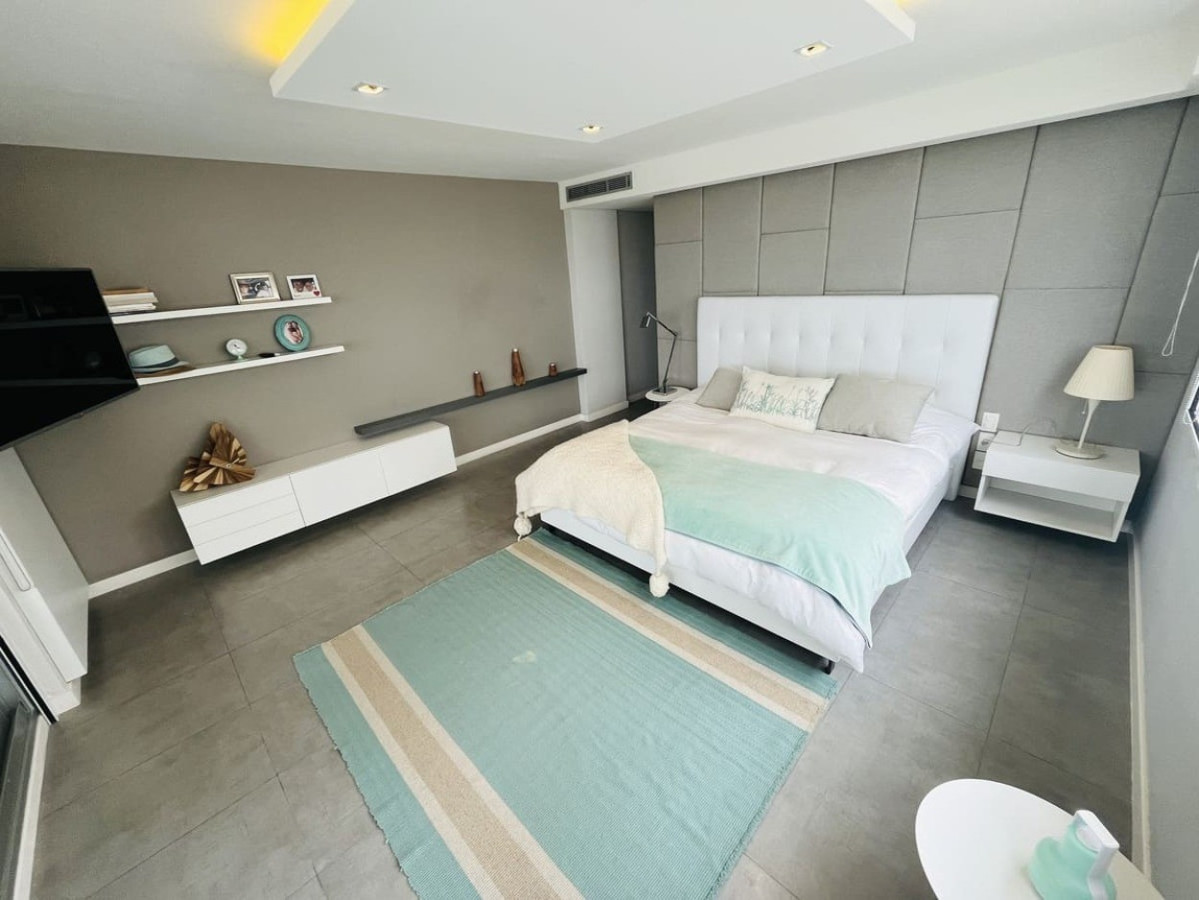 Apartamento ID.675 - Amplia planta de 3 dormitorios mas dependencia de servicio en primera linea de la mansa.