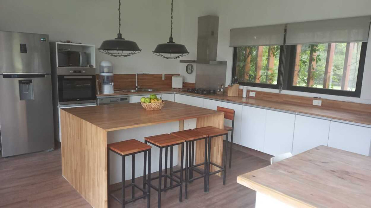 Casa ID.545 - Espectacular casa 4 dormitorios en Barrio Privado/El Quijote