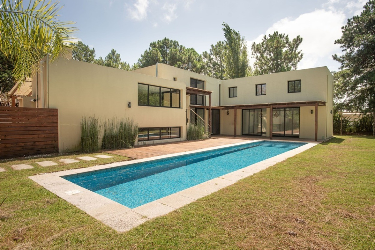 Casa ID.652 - Amplia Residencia 3 suites Barrio privado