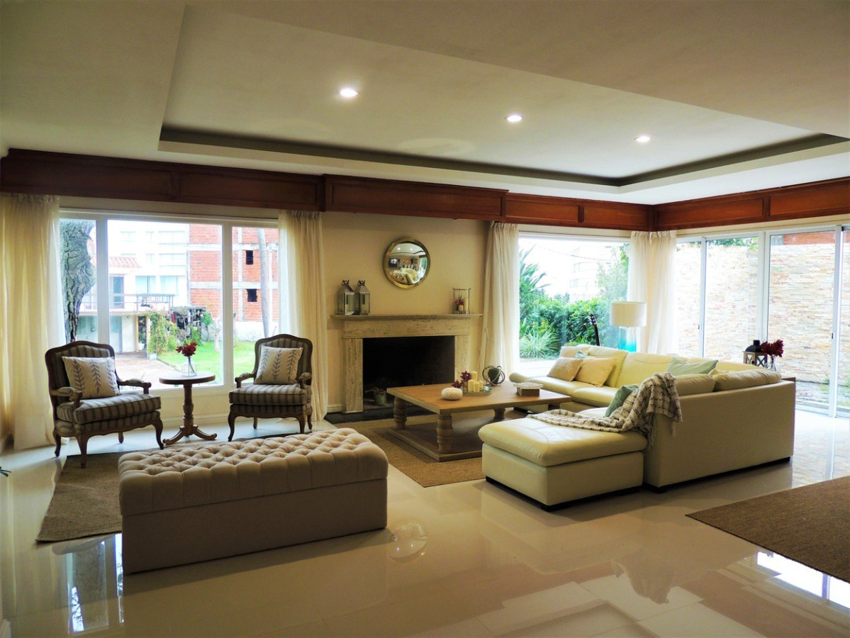 Casa ID.209 - Elegante Casa 4 Dormitorios y Dep