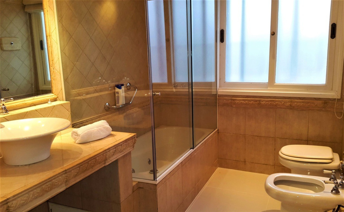 Casa ID.209 - Elegante Casa 4 Dormitorios y Dep