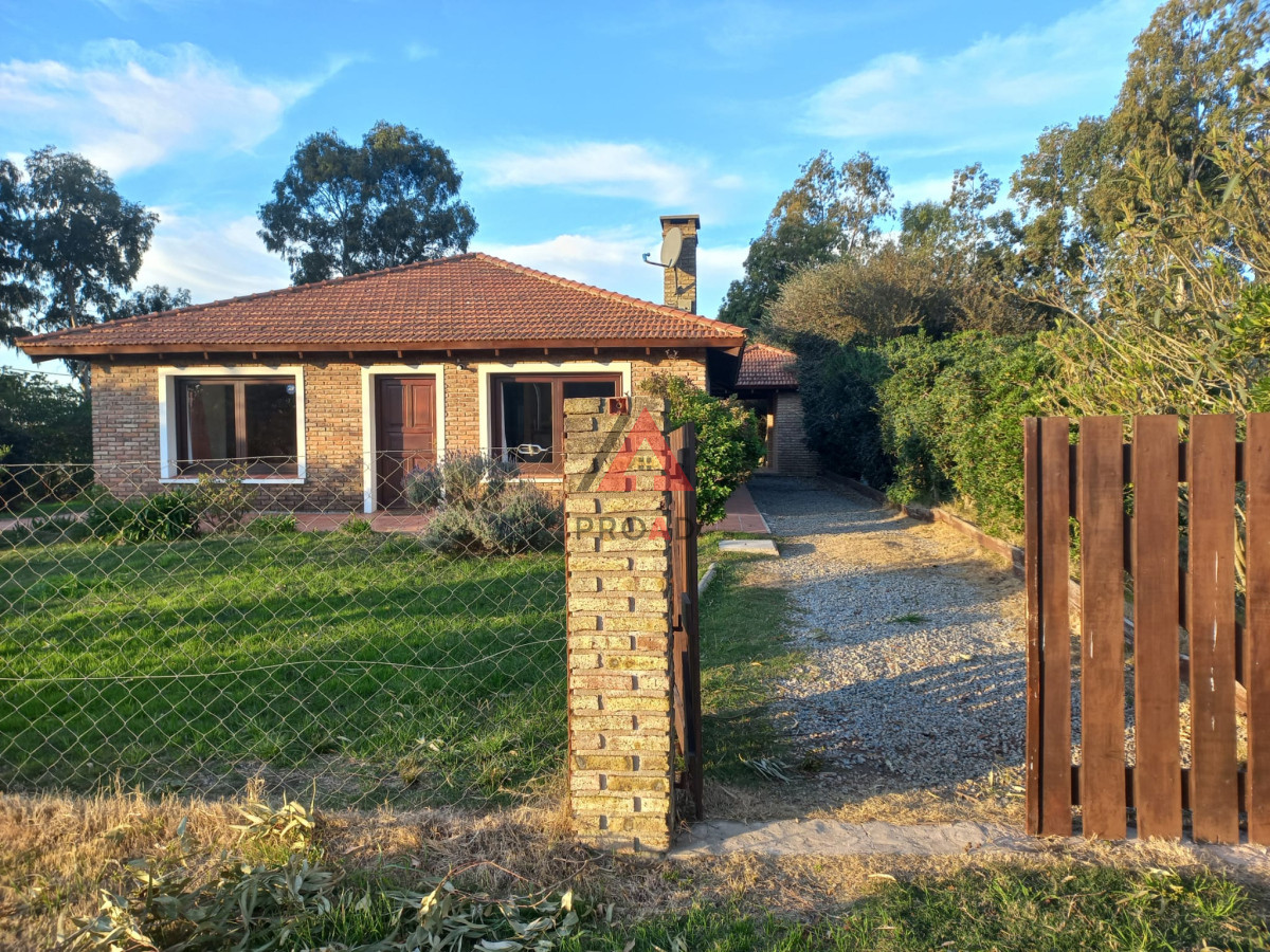 Casa ID.2 - Gran casa a solo 100 mts de la ruta interbalnearia con 1040 mts2 de terreno