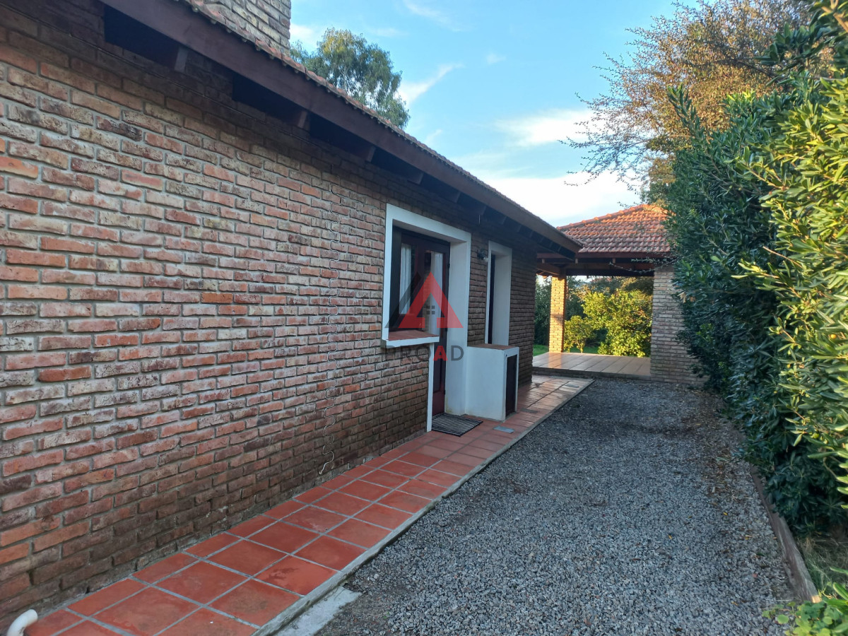 Casa ID.2 - Gran casa a solo 100 mts de la ruta interbalnearia con 1040 mts2 de terreno