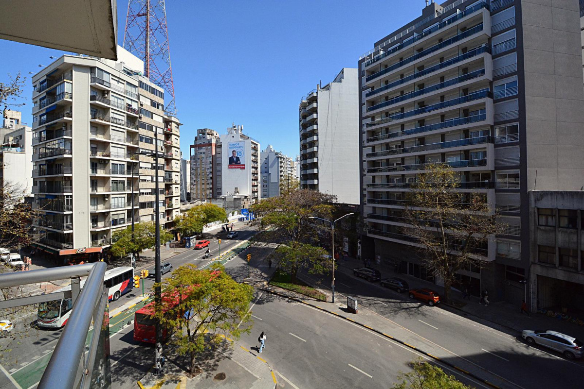VENTA DE APARTAMENTO 2 DORMITORIOS, 2 BAÑOS. TRES CRUCES. Montevideo Uruguay.