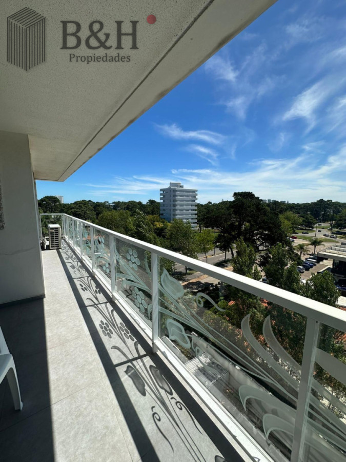 Apartamento ID.6244 - 1 Dormitorio de lujo Frente Punta a Shopping servicio Playa