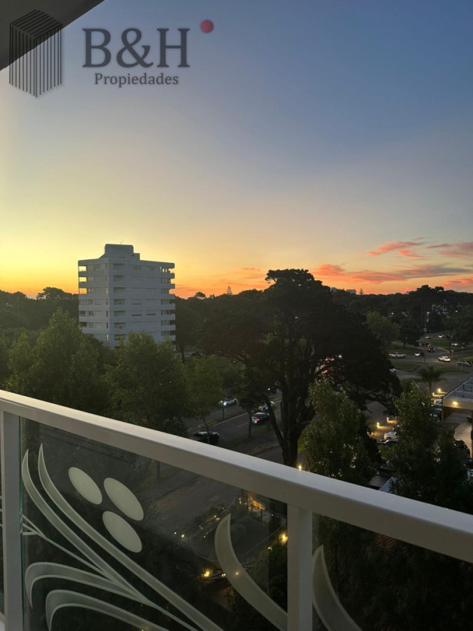 Apartamento ID.6244 - 1 Dormitorio de lujo Frente Punta a Shopping servicio Playa