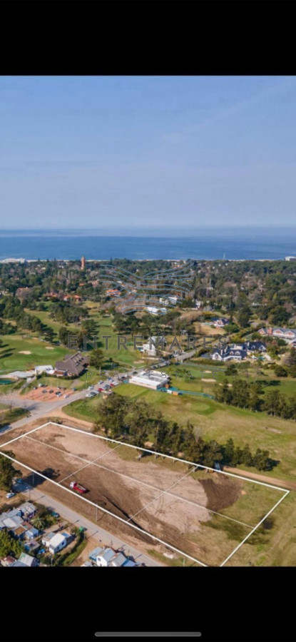 Terreno ID.355 - Terreno Frente al club de Golf 8400 m2