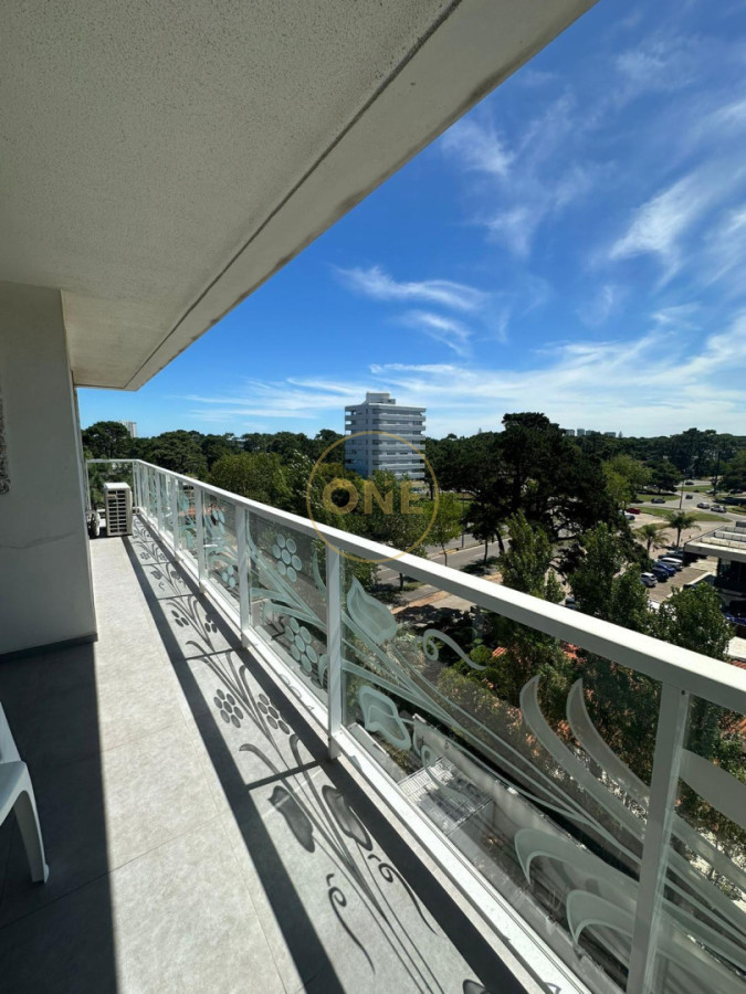 Apartamento ID.2056 - 1 Dormitorio de lujo Frente Punta a Shopping servicio Playa