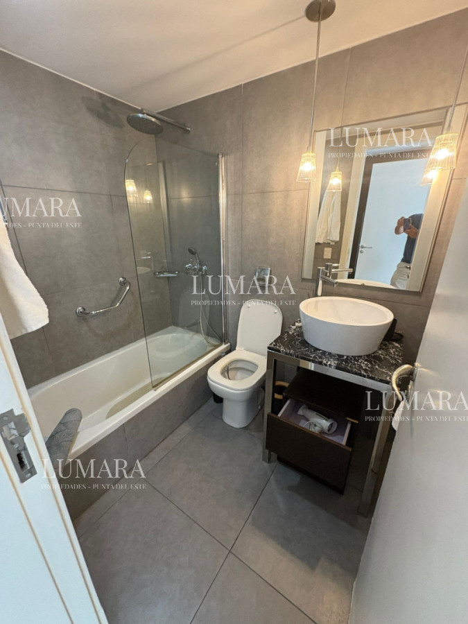 Apartamento ID.3215 - 1 Dormitorio de lujo Frente Punta a Shopping servicio Playa