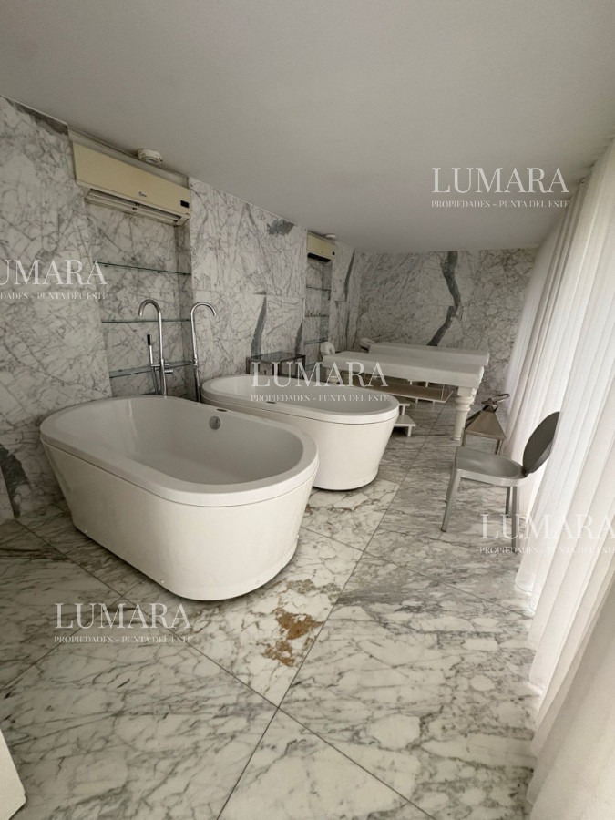 Apartamento ID.3215 - 1 Dormitorio de lujo Frente Punta a Shopping servicio Playa