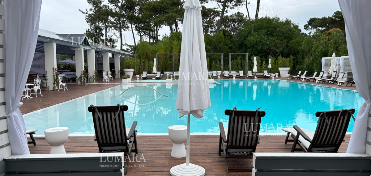 Apartamento ID.3215 - 1 Dormitorio de lujo Frente Punta a Shopping servicio Playa