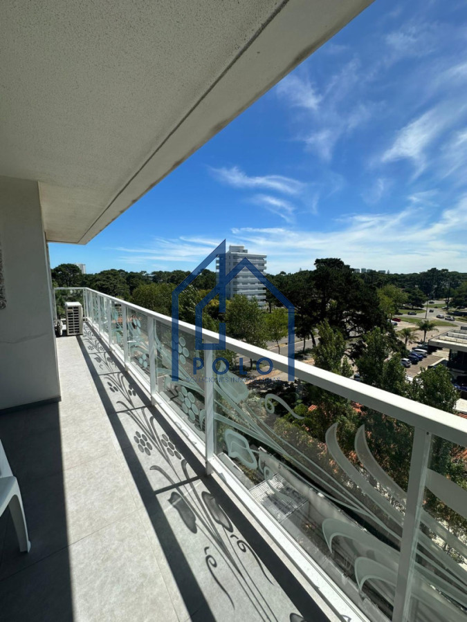 Apartamento ID.147 - Venta Departamento1 Dormitorio de lujo Frente Punta a Shopping servicio Playa