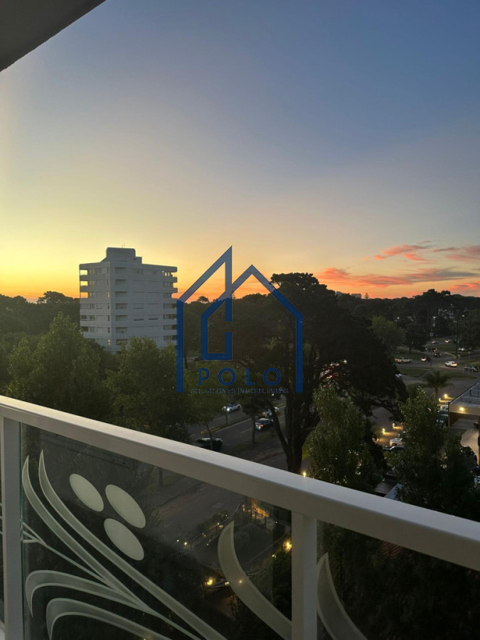 Apartamento ID.147 - Venta Departamento1 Dormitorio de lujo Frente Punta a Shopping servicio Playa