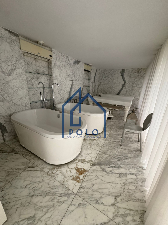 Apartamento ID.147 - Venta Departamento1 Dormitorio de lujo Frente Punta a Shopping servicio Playa