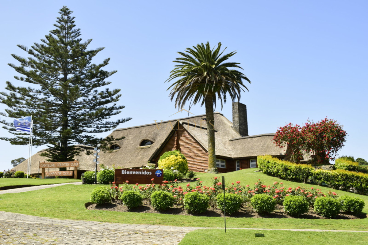 Terreno ID.4504 - Terreno Frente al club de Golf 8400 m2