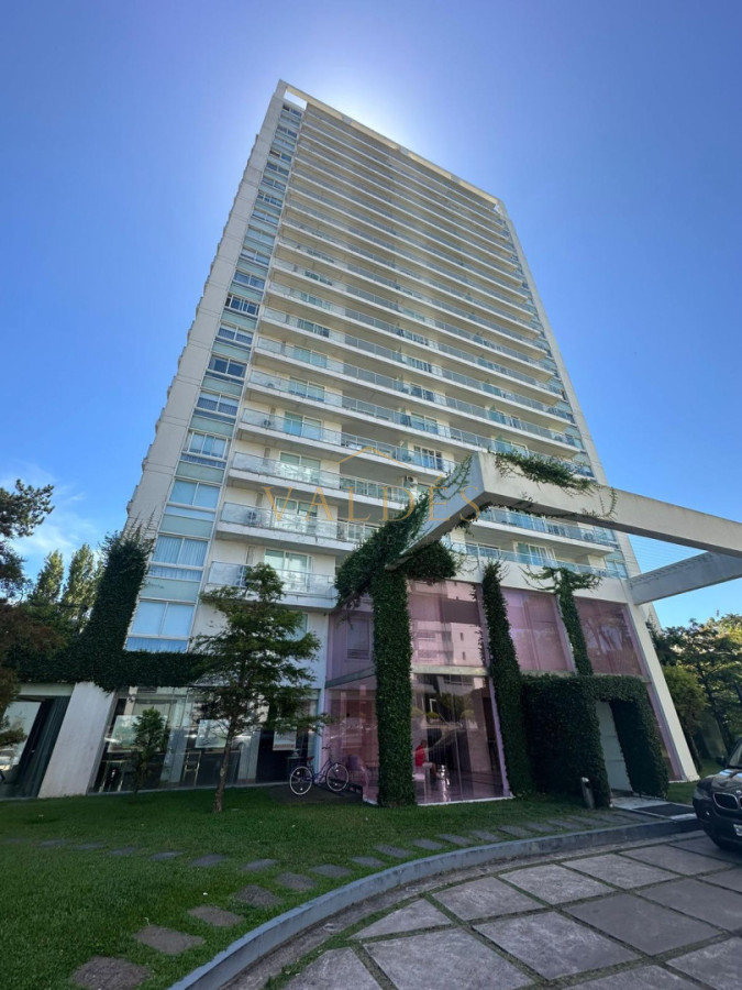 Apartamento ID.4886 - 1 Dormitorio de lujo Frente Punta a Shopping servicio Playa