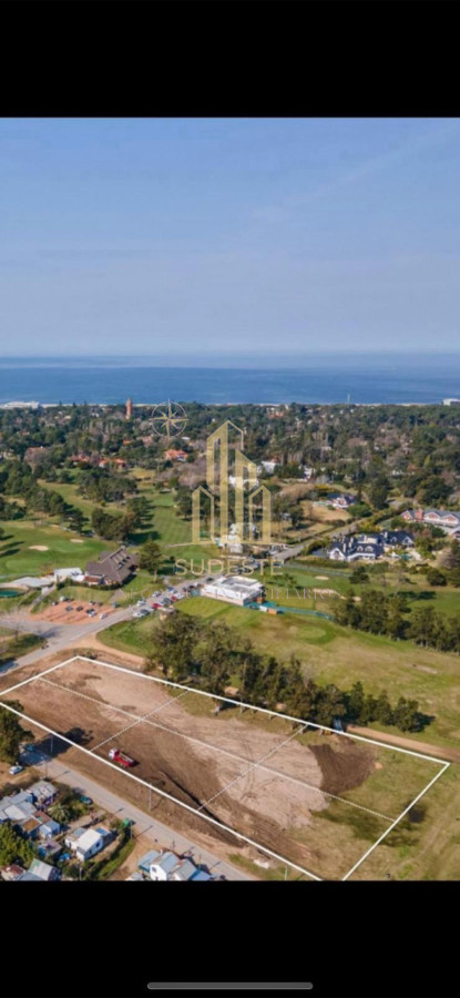 Terreno ID.82 - Terreno Frente al club de Golf 8400 m2