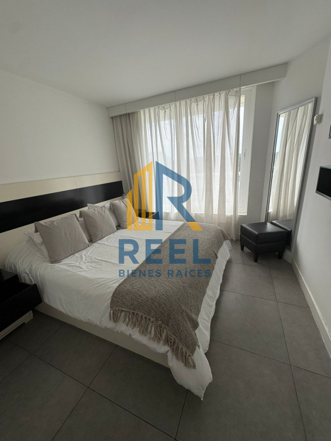 Apartamento ID.240 - 1 Dormitorio de lujo Frente Punta a Shopping servicio Playa