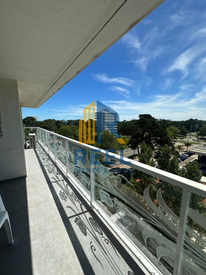 Apartamento ID.240 - 1 Dormitorio de lujo Frente Punta a Shopping servicio Playa