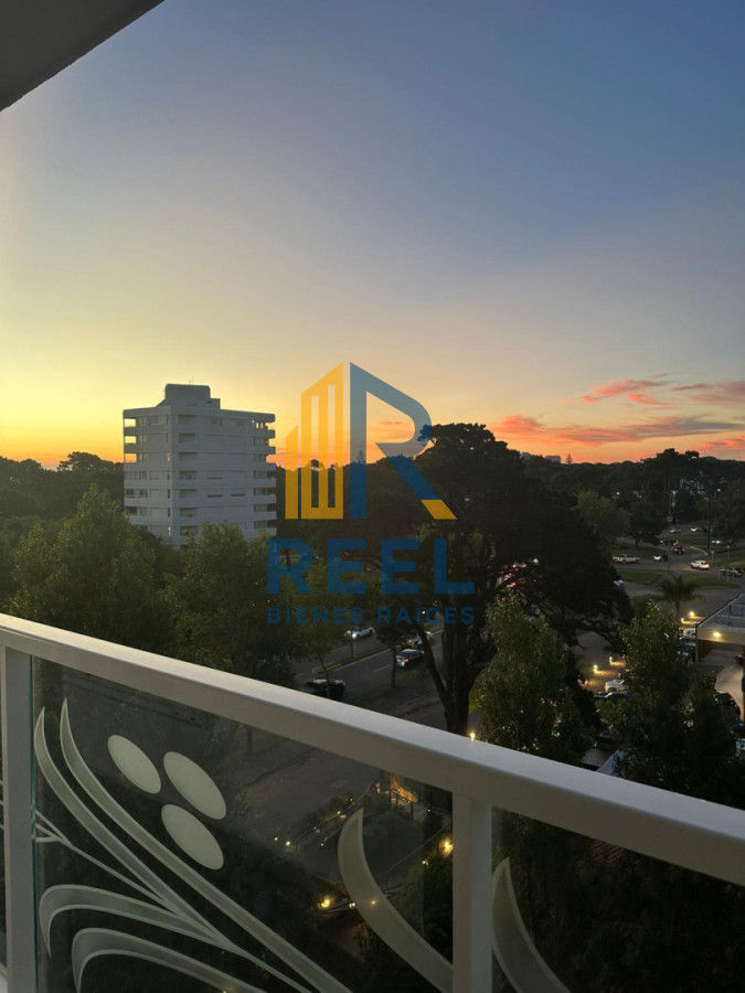 Apartamento ID.240 - 1 Dormitorio de lujo Frente Punta a Shopping servicio Playa