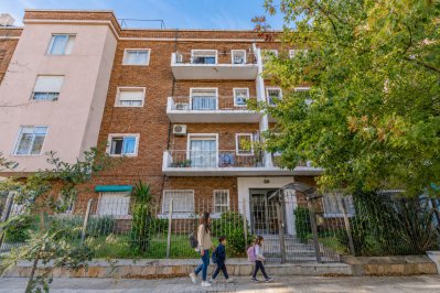 Apartamento de 2 Dormitorios al frente con balcón en Pocitos
