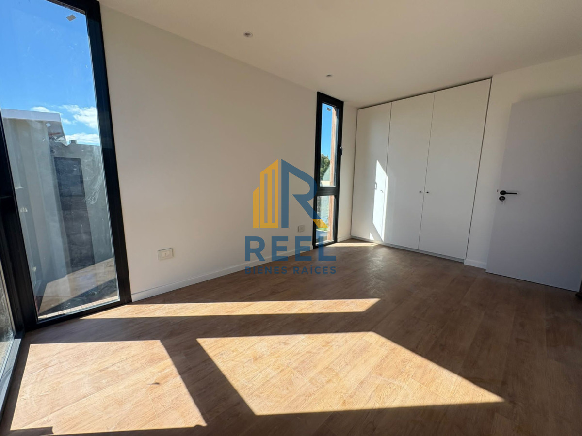 Casa ID.534 - Casa de Diseño a Estrenar - 2 Dormitorios 2 Plantas Gran metraje Parrillero