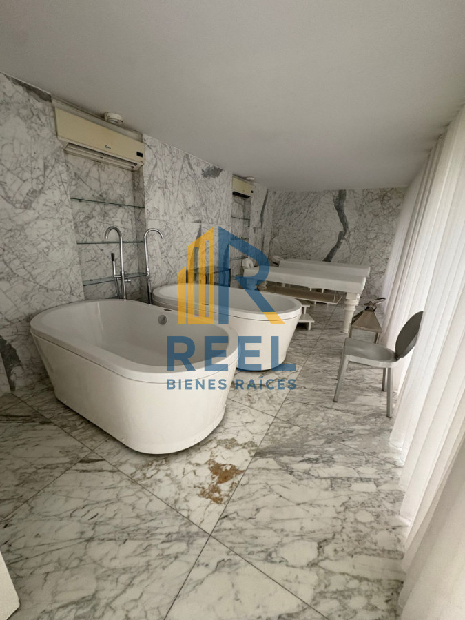 Apartamento ID.240 - 1 Dormitorio de lujo Frente Punta a Shopping servicio Playa