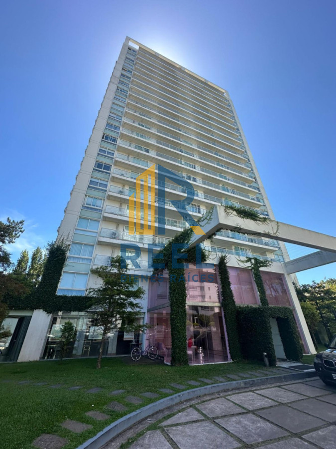 Apartamento ID.240 - 1 Dormitorio de lujo Frente Punta a Shopping servicio Playa