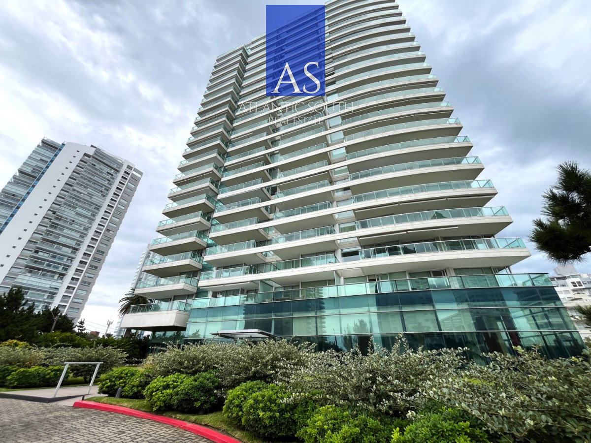 Apartamento ID.4658 - ATorre de categoría 2a linea frente al mar moderno con parrillero propio Playa Mansa Punta del Este