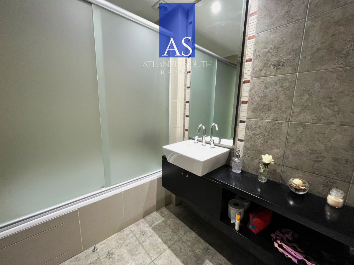 Apartamento ID.4658 - ATorre de categoría 2a linea frente al mar moderno con parrillero propio Playa Mansa Punta del Este