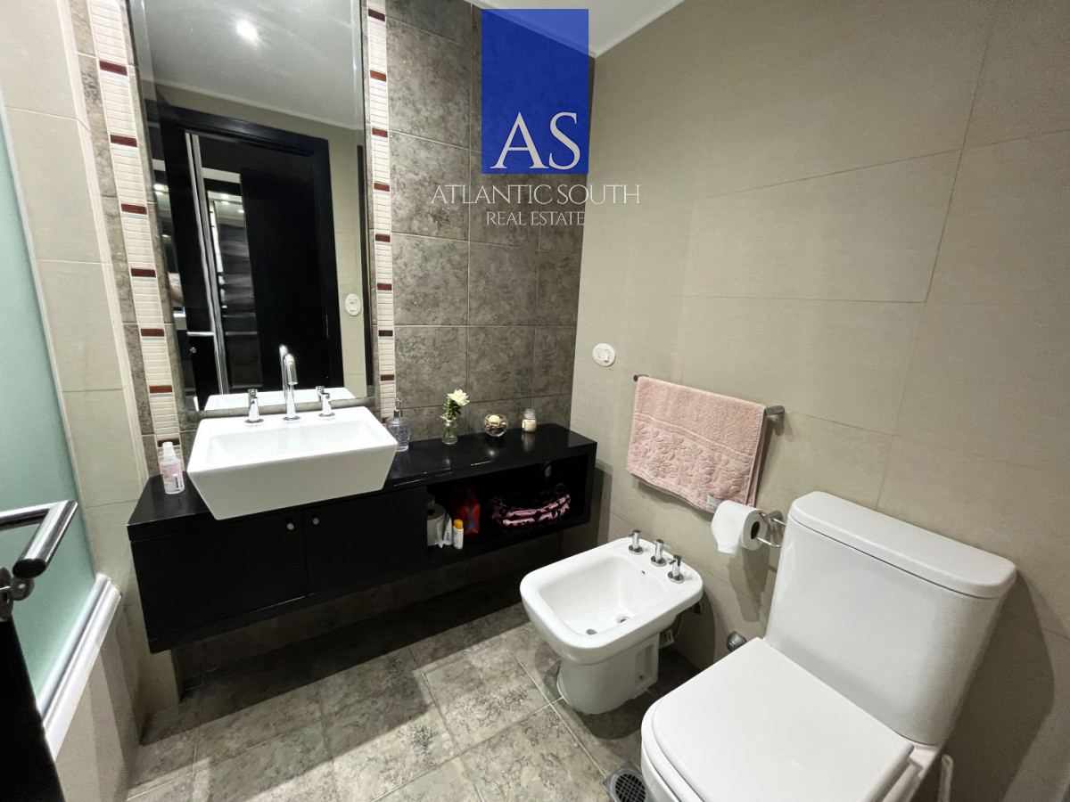 Apartamento ID.4658 - ATorre de categoría 2a linea frente al mar moderno con parrillero propio Playa Mansa Punta del Este