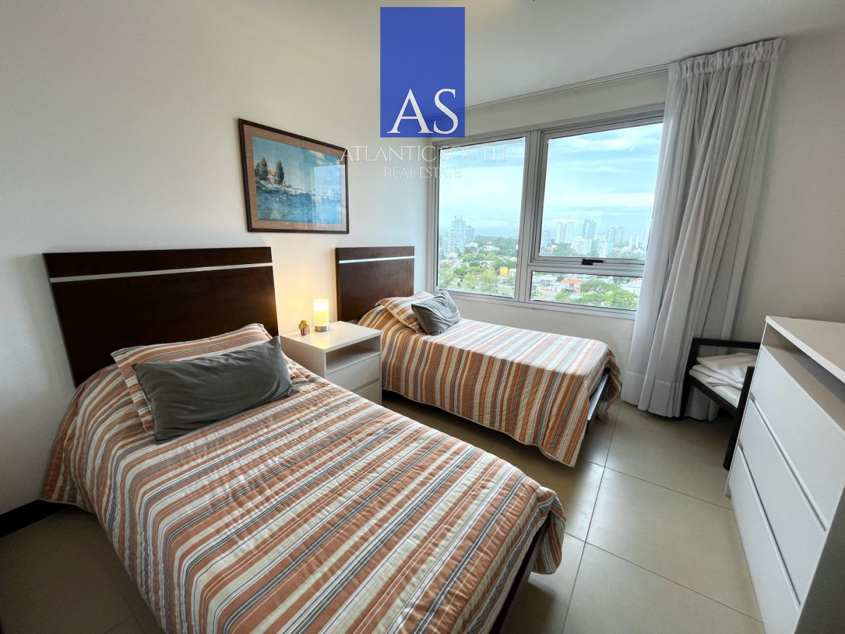 Apartamento ID.4658 - ATorre de categoría 2a linea frente al mar moderno con parrillero propio Playa Mansa Punta del Este