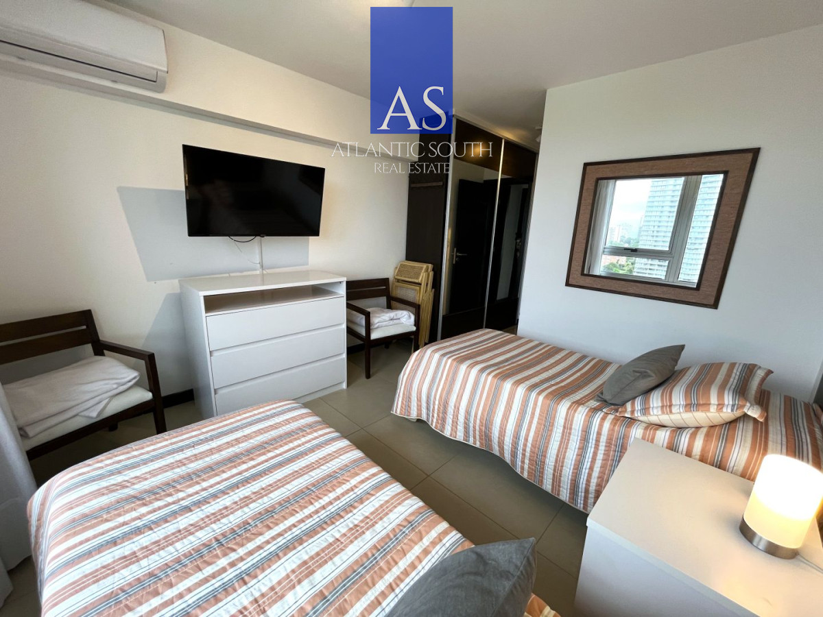 Apartamento ID.4658 - ATorre de categoría 2a linea frente al mar moderno con parrillero propio Playa Mansa Punta del Este