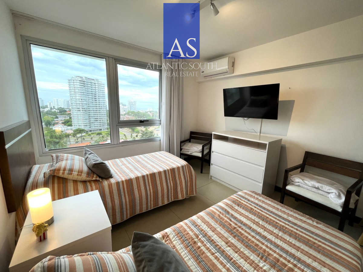 Apartamento ID.4658 - ATorre de categoría 2a linea frente al mar moderno con parrillero propio Playa Mansa Punta del Este