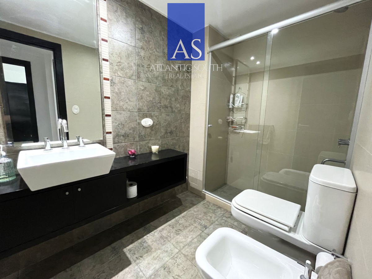 Apartamento ID.4658 - ATorre de categoría 2a linea frente al mar moderno con parrillero propio Playa Mansa Punta del Este