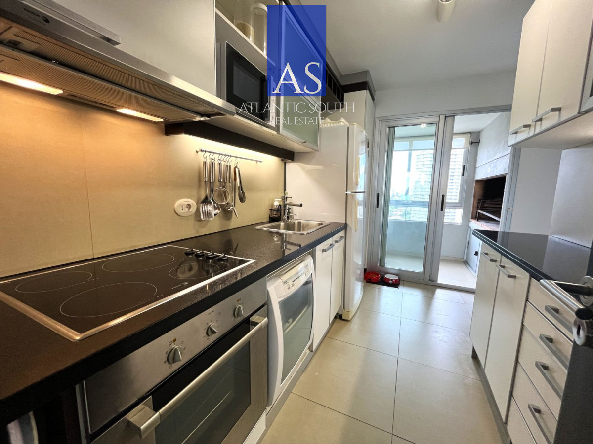 Apartamento ID.4658 - ATorre de categoría 2a linea frente al mar moderno con parrillero propio Playa Mansa Punta del Este