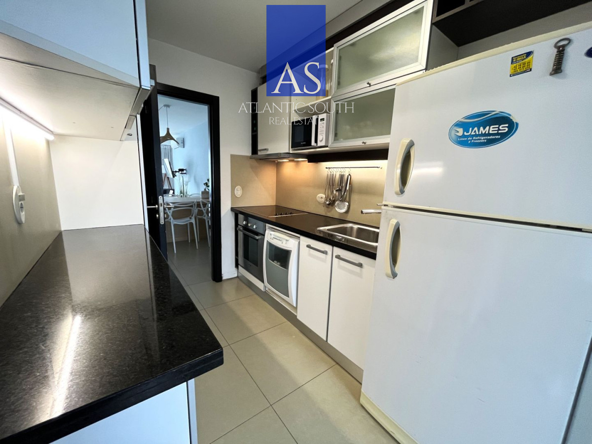 Apartamento ID.4658 - ATorre de categoría 2a linea frente al mar moderno con parrillero propio Playa Mansa Punta del Este