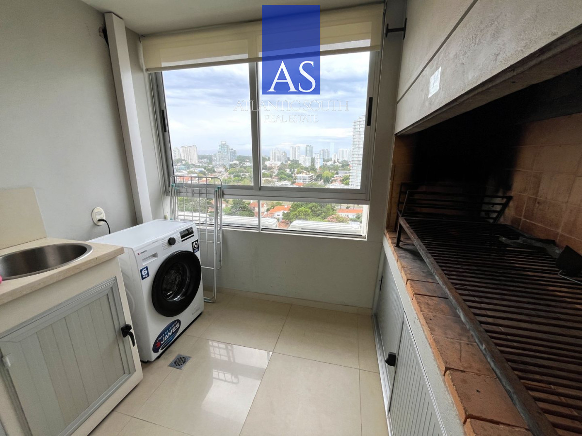 Apartamento ID.4658 - ATorre de categoría 2a linea frente al mar moderno con parrillero propio Playa Mansa Punta del Este