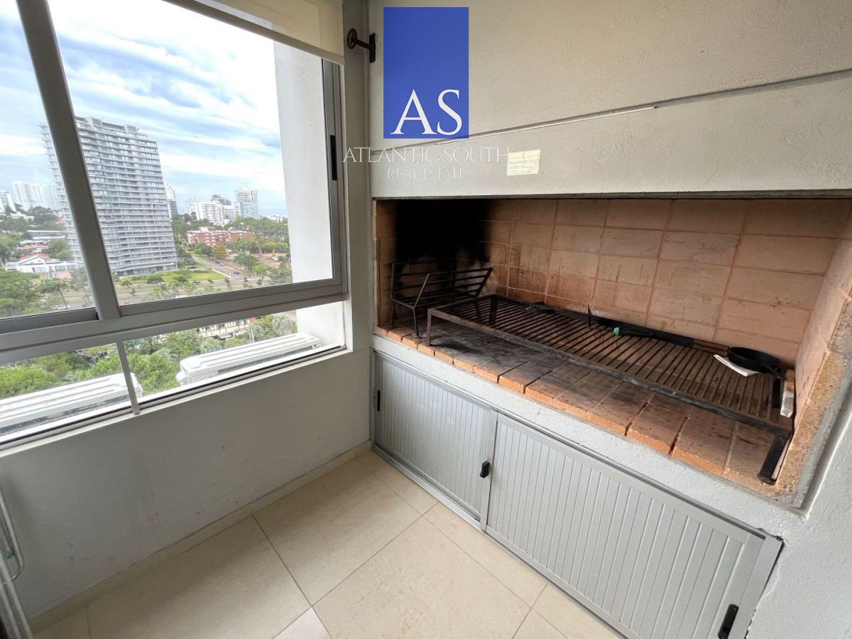 Apartamento ID.4658 - ATorre de categoría 2a linea frente al mar moderno con parrillero propio Playa Mansa Punta del Este