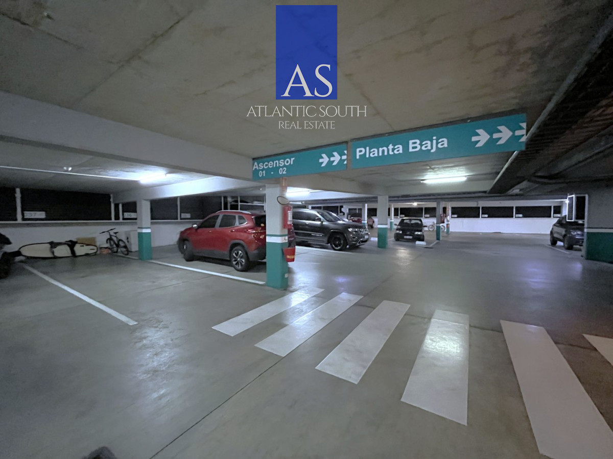 Apartamento ID.4658 - ATorre de categoría 2a linea frente al mar moderno con parrillero propio Playa Mansa Punta del Este