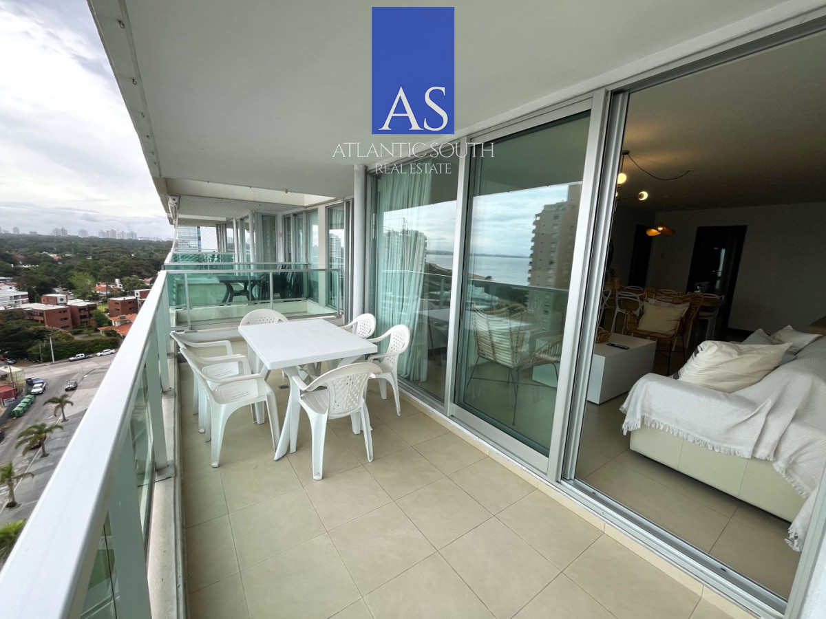 Apartamento ID.4658 - ATorre de categoría 2a linea frente al mar moderno con parrillero propio Playa Mansa Punta del Este