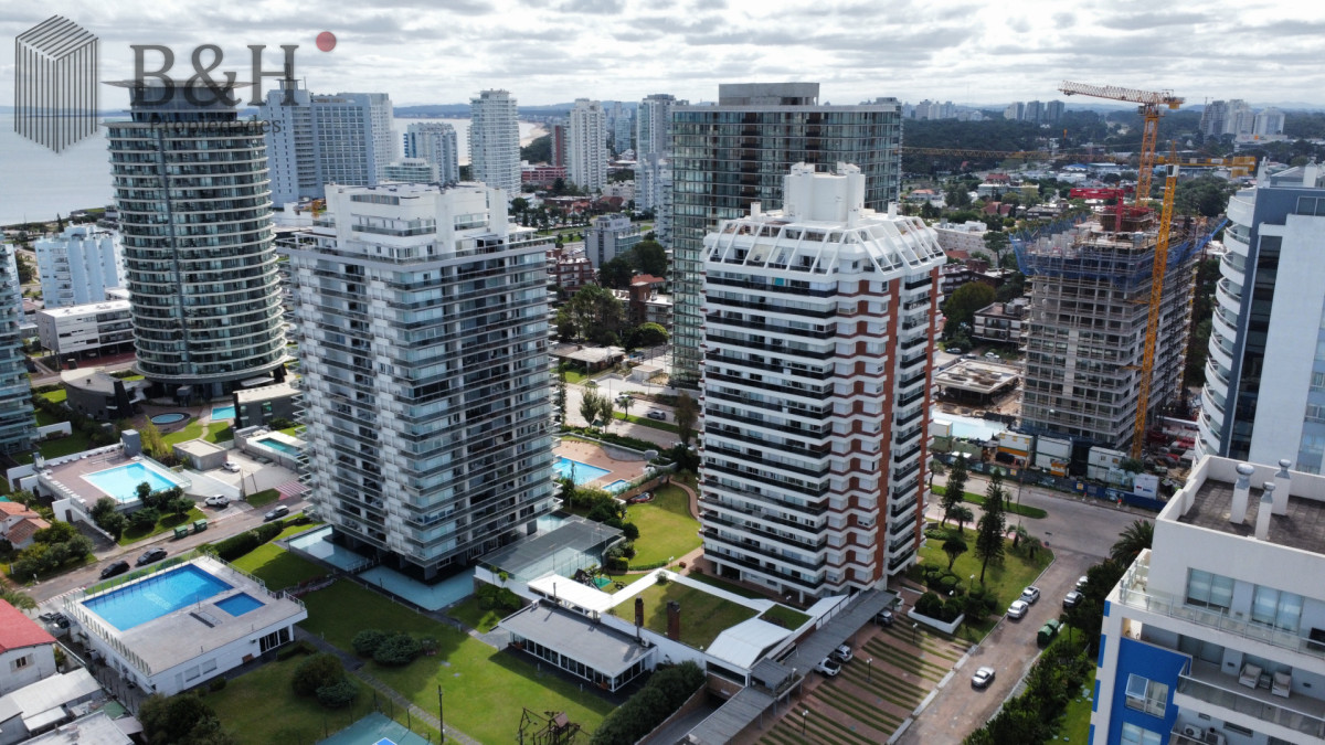 Apartamento ID.7743 - Penthouse en Venta con 4 dormitorios Playa Brava, Punta del Este